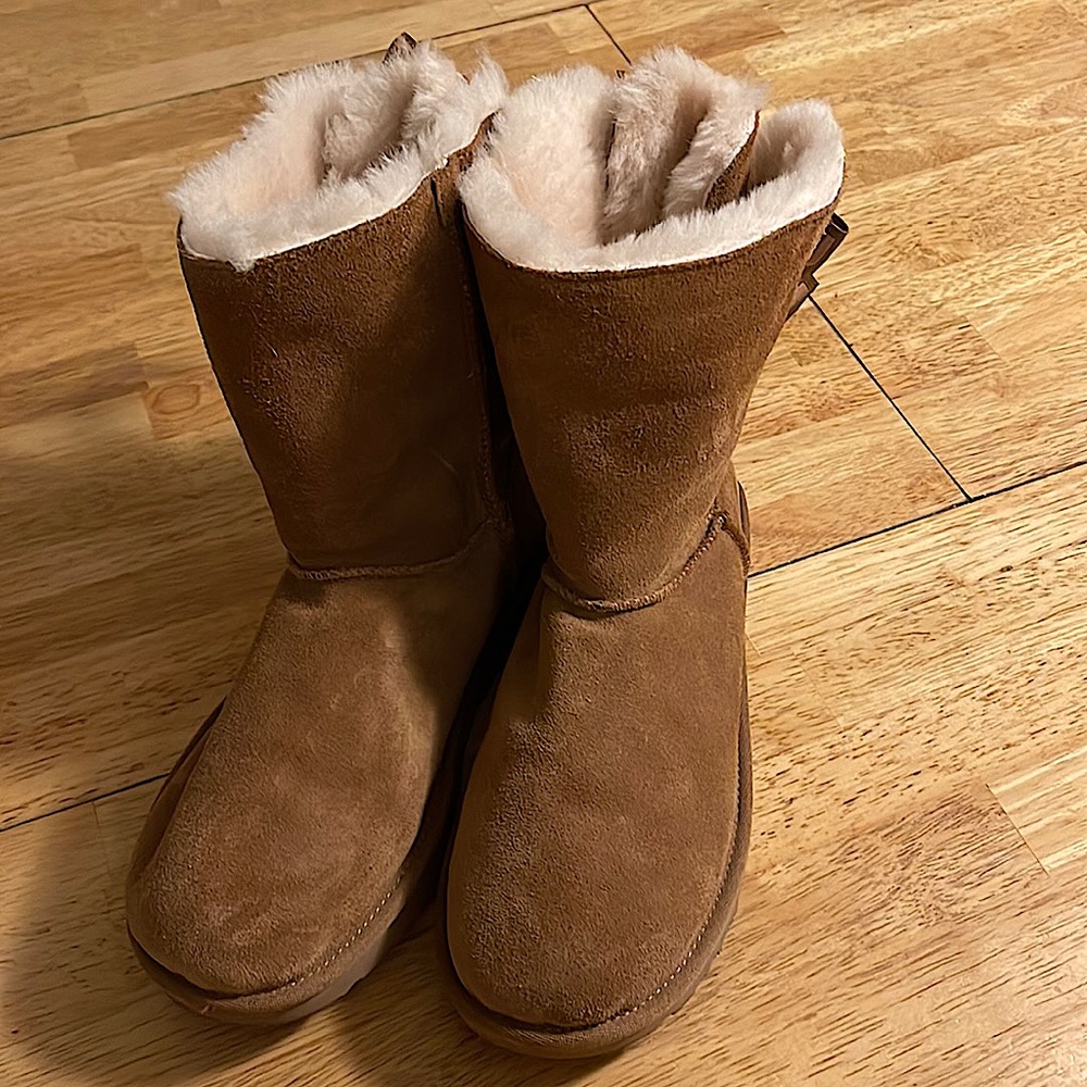 UGG Bailey bow backs size 8 Like New! Only worn a few times!
